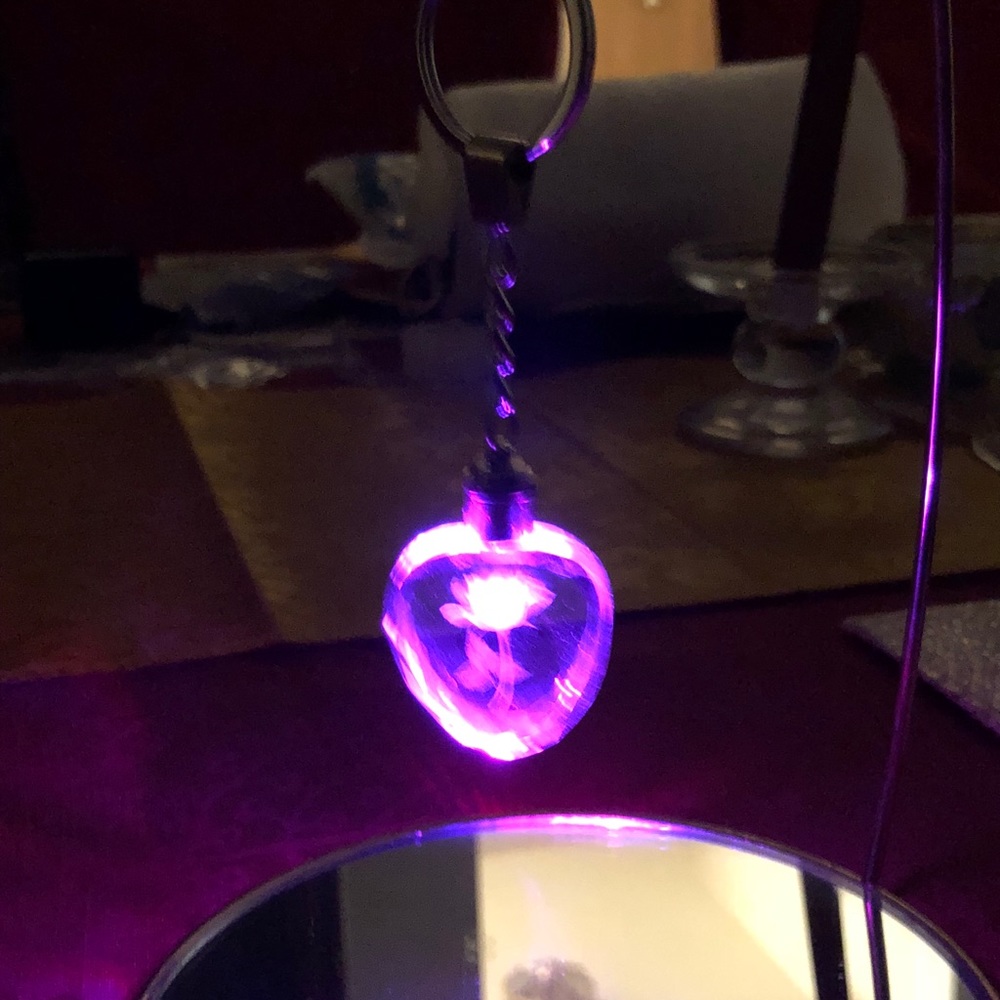 Crystal Rose LED Light Keychain - Picture 4 of 4